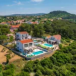 Lucatoni - Heated Pool Villa