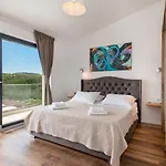 Villa Lucatoni - Heated Pool