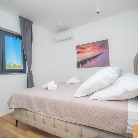 Lucatoni - Heated Pool Vila *