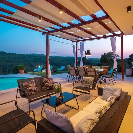 Lucatoni - Heated Pool * شيبينيك