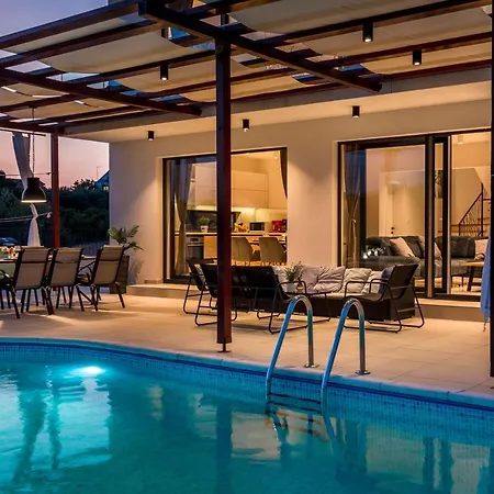 Lucatoni - Heated Pool Vila