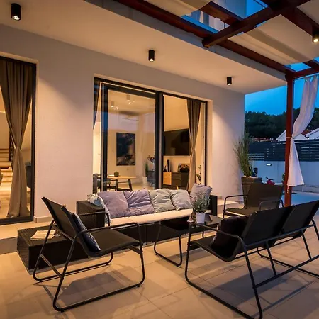 Vila Lucatoni - Heated Pool *