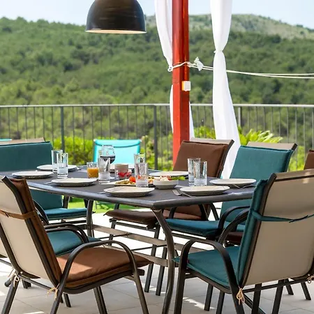 Lucatoni - Heated Pool Vila *