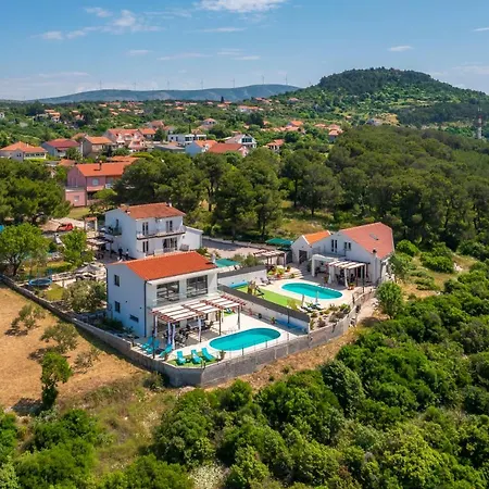 Lucatoni - Heated Pool Vila