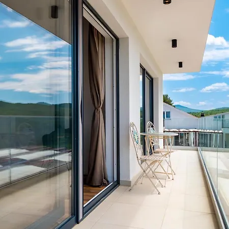 Lucatoni - Heated Pool