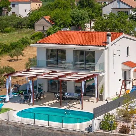 Lucatoni - Heated Pool *