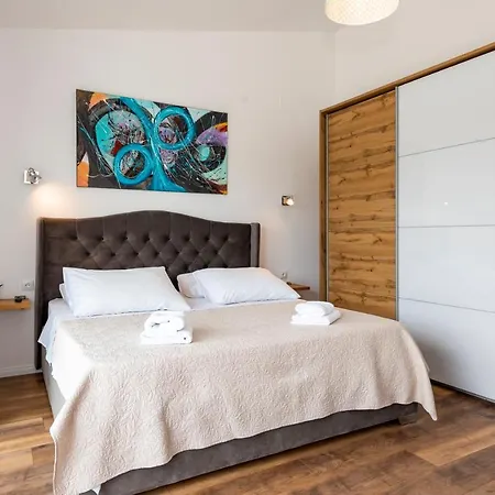 Lucatoni - Heated Pool