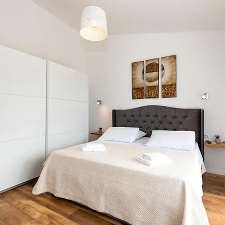 Lucatoni - Heated Pool Vila *