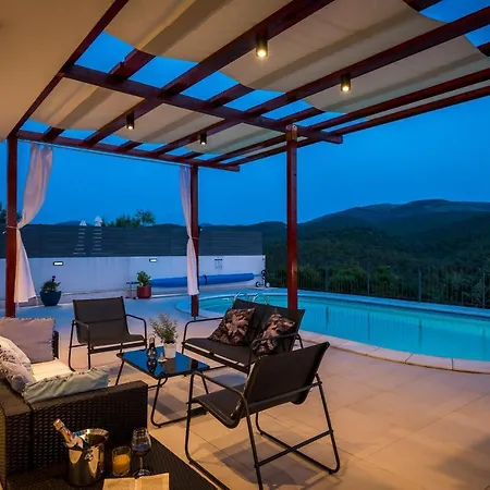Lucatoni - Heated Pool فيلة شيبينيك