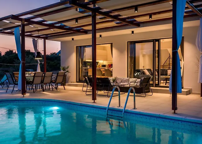 Lucatoni - Heated Pool וילה