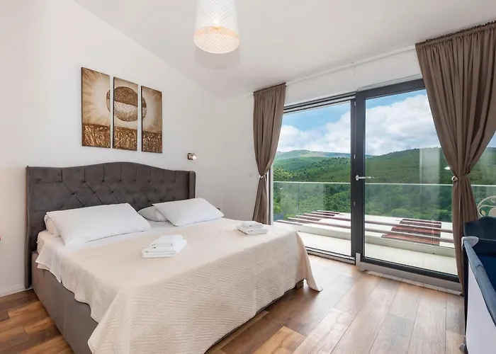 Lucatoni - Heated Pool שיבניק