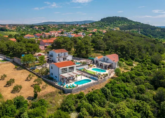 Lucatoni - Heated Pool Vila