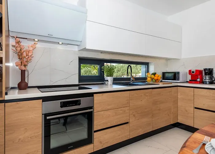 Lucatoni - Heated Pool Vila *