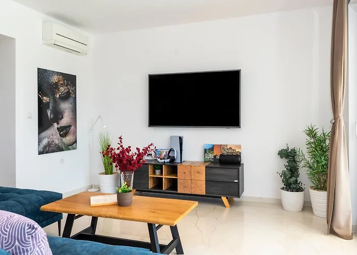 Lucatoni - Heated Pool שיבניק