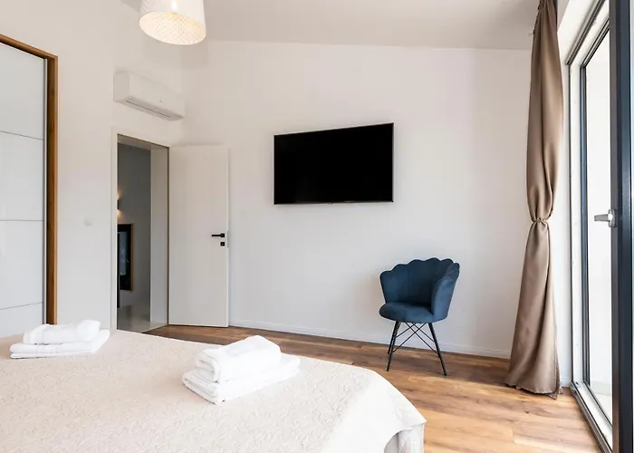 Lucatoni - Heated Pool