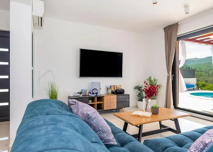 Lucatoni - Heated Pool שיבניק