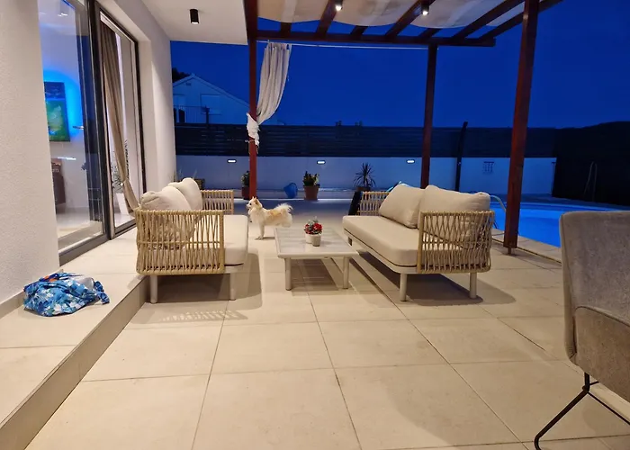 Lucatoni - Heated Pool